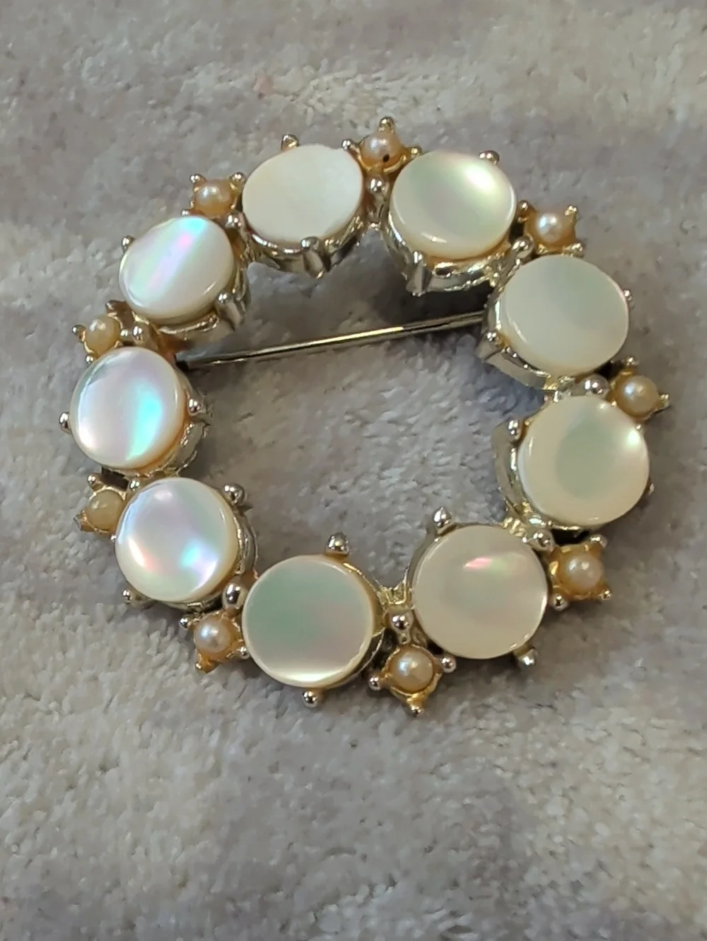 Classic Mother-of-Pearl and Pearl Circle Brooch - White/Gold Tone Vintage 1.5